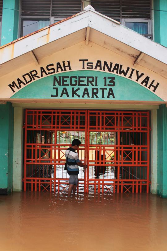 Kelas terendam banjir, MTS Negeri 13 diliburkan