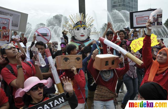 Foto : Puluhan mahasiswa UI harlem shake anti rokok di HI 