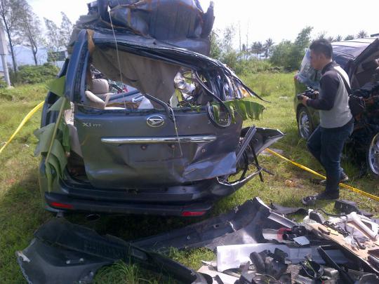 Mobil Nissan Juke maut dan Daihatsu Xenia yang hancur
