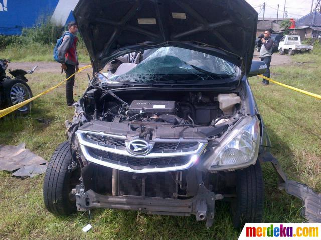 Foto Mobil  Nissan Juke maut dan Daihatsu Xenia yang 