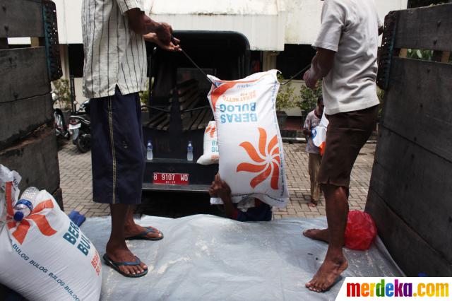 Pekerja mengangkut beras miskin (Raskin) yang akan di distribusikan di kelurahan Paseban, Jakarta (8/4). Setiap rumah tangga sasaran penyaluran raskin 2013, mendapat 15 kg raskin setiap bulan dengan menebus Rp 1.600 per kg,  sementara subsidi pemerintah sebesar Rp 7.751.86 per kg