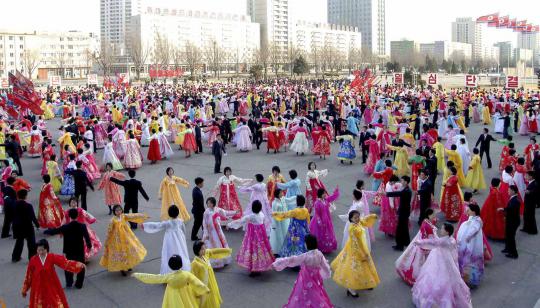 Di tengah konflik, rakyat Korea Utara pesta dansa di tengah kota