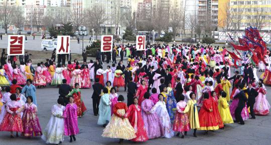 Di tengah konflik, rakyat Korea Utara pesta dansa di tengah kota