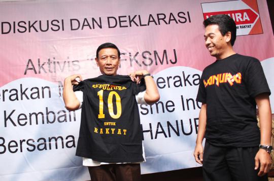 Wiranto terima kaos 'Sepultura' dari Aktivis 98 FKSMJ