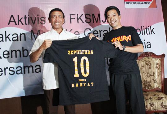 Wiranto terima kaos 'Sepultura' dari Aktivis 98 FKSMJ