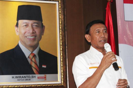 Wiranto terima kaos 'Sepultura' dari Aktivis 98 FKSMJ