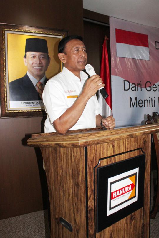 Wiranto terima kaos 'Sepultura' dari Aktivis 98 FKSMJ