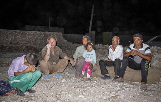 Kondisi korban dan ratusan rumah yang hancur pasca-gempa Iran
