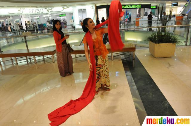 Foto : Demo tarian selendang merah pukau pengunjung mal ...