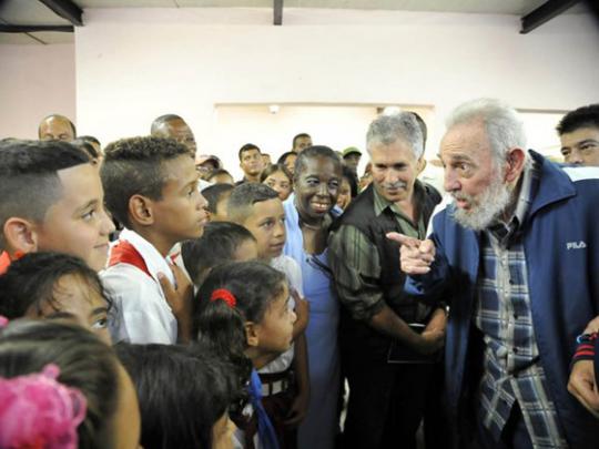 Fidel Castro berkumpul dengan anak-anak sekolah di Havana