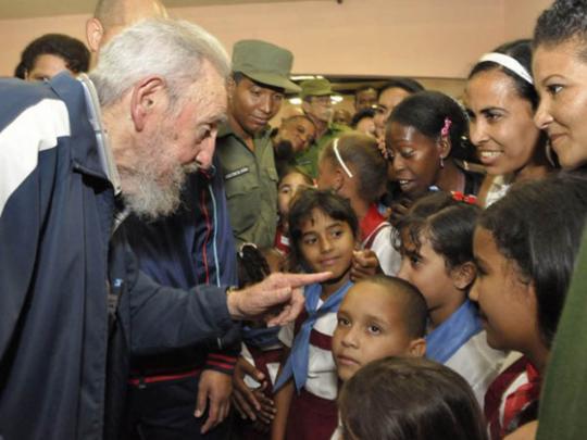 Fidel Castro berkumpul dengan anak-anak sekolah di Havana