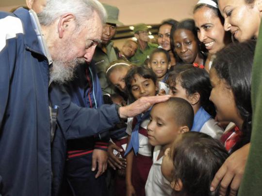 Fidel Castro berkumpul dengan anak-anak sekolah di Havana