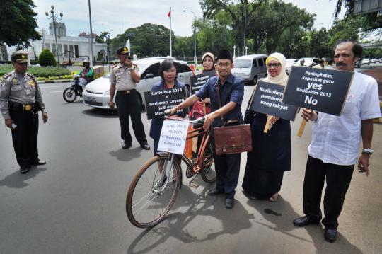 Guru naik ontel ke Istana tolak Kurikulum 2013 