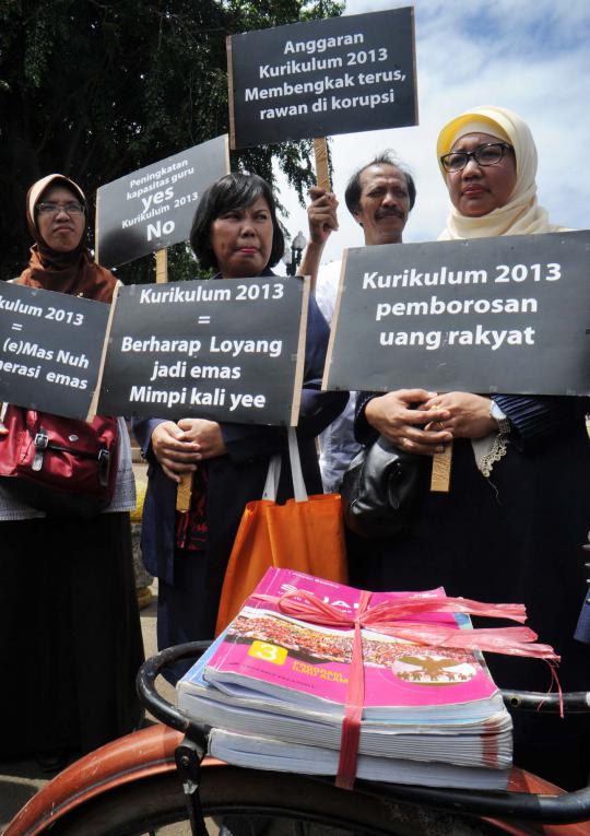 Guru naik ontel ke Istana tolak Kurikulum 2013 