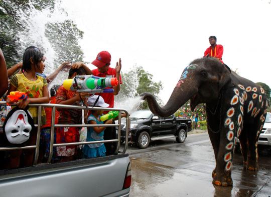 Berbasah-basah di festival perang air Songkran