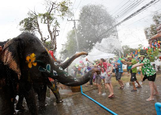 Berbasah-basah di festival perang air Songkran
