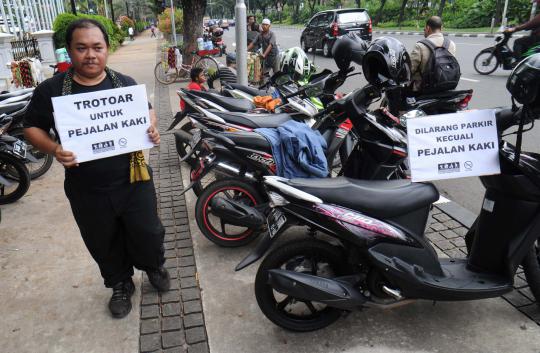 Koalisi Pejalan Kaki demo kondisi trotoar Jakarta