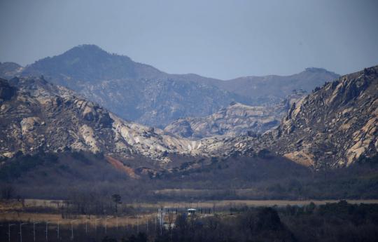 Melihat kondisi zona perbatasan dua Korea di kaki Gunung Kumgang
