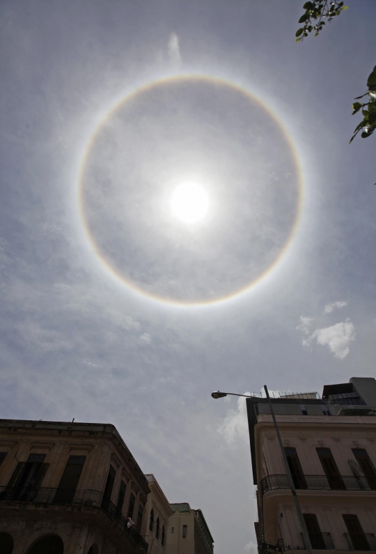 'Sun Dog' fenomena atmosfer & matahari penanda cuaca