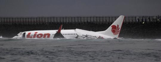 Masuk laut, badan pesawat Lion Air terbelah