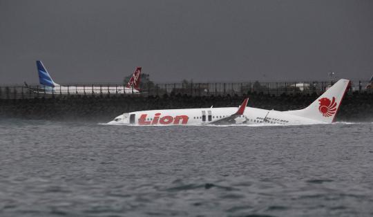 Masuk laut, badan pesawat Lion Air terbelah