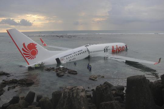 Masuk laut, badan pesawat Lion Air terbelah