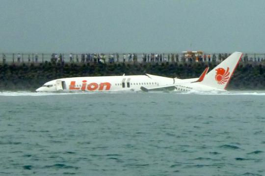 Suasana proses evakuasi korban kecelakaan pesawat Lion Air