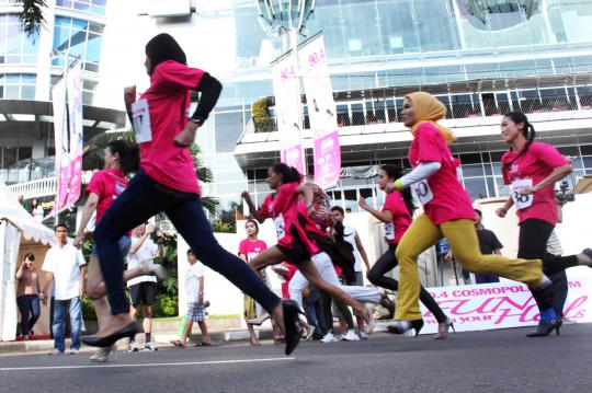 Lomba lari dengan sepatu hak tinggi di Senayan