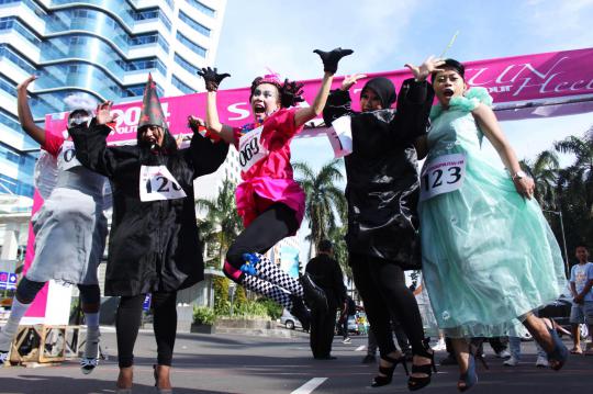 Lomba lari dengan sepatu hak tinggi di Senayan