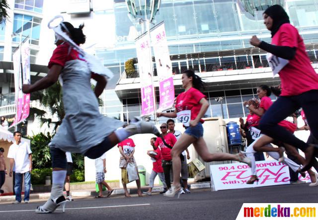 Sejumlah wanita mengikuti lomba lari menggunakan sepatu berhak tinggi (Heels) di salah satu pusat perbelanjaan di Senayan, Jakarta, Minggu (14/4). Acara yang diadakan oleh Stasiun Radio Cosmopolitan FM ini, diikuti sebanyak 200 peserta. Mereka berlomba-lomba untuk menjadi yang tercepat demi memperebutkan hadiah uang tunai dan aksesoris fashion.
