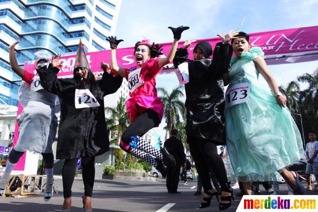 Foto Lomba lari  dengan sepatu hak tinggi di Senayan 