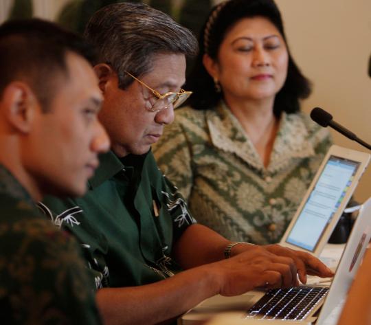 SBY didampingi keluarga buat akun Twitter pertama