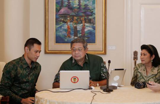 SBY didampingi keluarga buat akun Twitter pertama