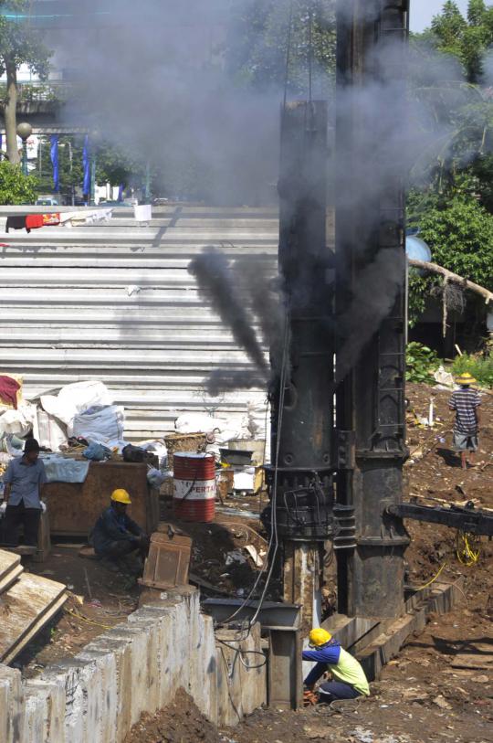 Pemasangan turab di bantaran Kali Ciliwung