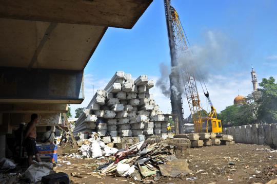 Pemasangan turab di bantaran Kali Ciliwung