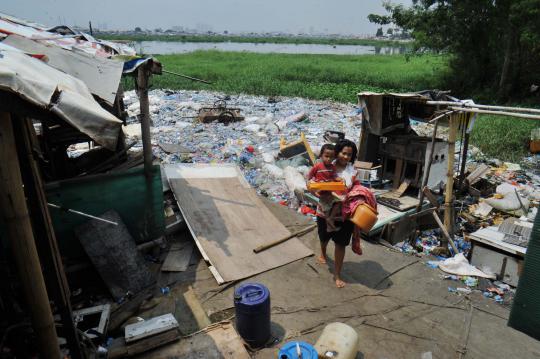 Ratusan warga tetap bertahan di pinggiran Waduk Pluit