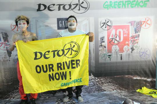 Aktivis Greenpeace protes pembuangan limbah oleh PT Gistex Group
