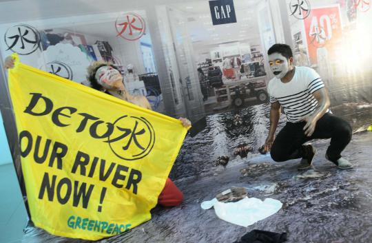 Aktivis Greenpeace protes pembuangan limbah oleh PT Gistex Group