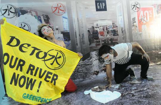 Aktivis Greenpeace protes pembuangan limbah oleh PT Gistex Group