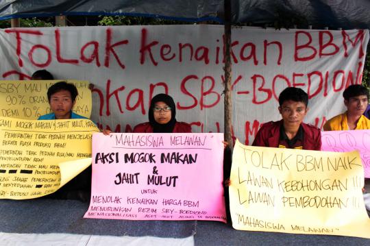 Mahasiswa gelar aksi jahit mulut tolak rencana kenaikan BBM