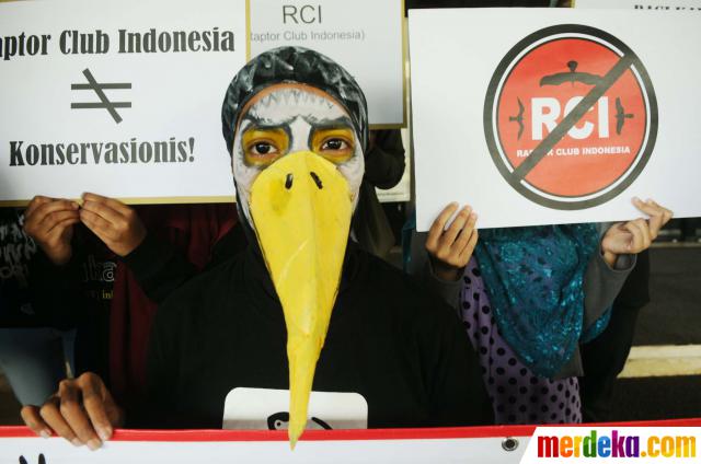 Foto Aksi Protes Jual Beli Burung Elang Merdeka Salah Satu