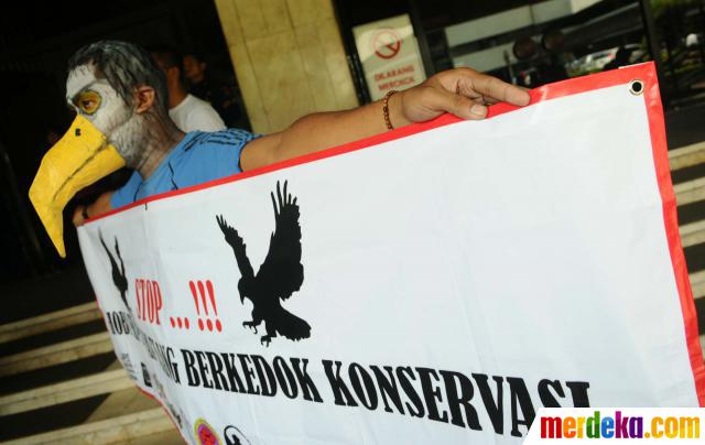 Foto Aksi Protes Jual Beli Burung Elang Merdeka Aktivis Membentangkan
