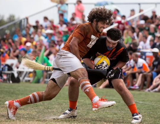 Kejuaraan lempar bola ala Harry Potter Quidditch