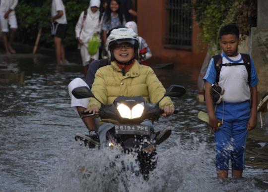 Tanggul jebol akibat hujan deras, warga Jati Padang kebanjiran