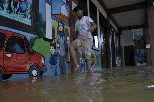 Tanggul jebol akibat hujan deras, warga Jati Padang kebanjiran