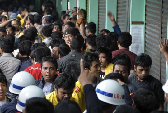 Puluhan pedagang di Stasiun Pasar Minggu bentrok dengan petugas