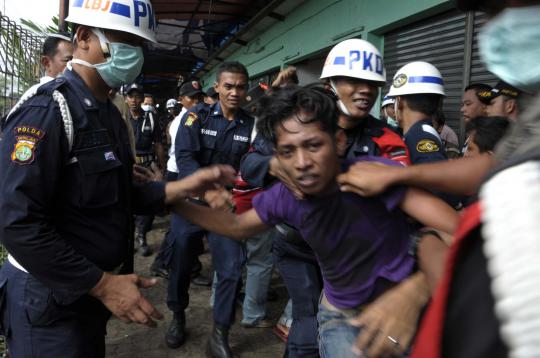 Puluhan pedagang di Stasiun Pasar Minggu bentrok dengan petugas