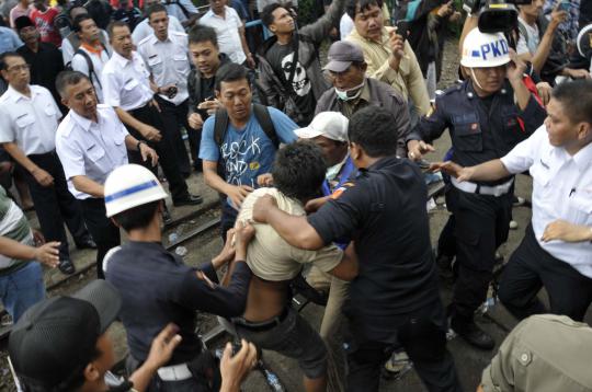 Puluhan pedagang di Stasiun Pasar Minggu bentrok dengan petugas
