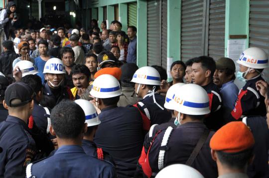 Puluhan pedagang di Stasiun Pasar Minggu bentrok dengan petugas