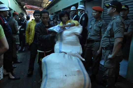 Puluhan kios di Stasiun Pasar Minggu dibongkar petugas PT KAI